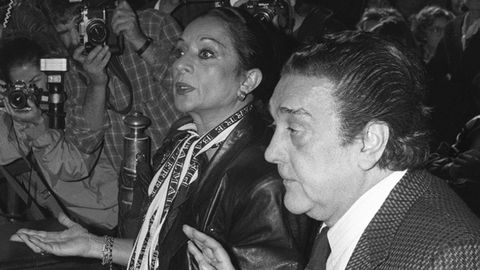 Lola Flores y su marido, Antonio González, en el banquillo durante el juicio celebrado en 1989