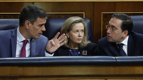 Pedro Snchez charlando, este mircoles, con Nadia Calvio y Jos Manuel Albares en la bancada azul del Gobierno en el Congreso