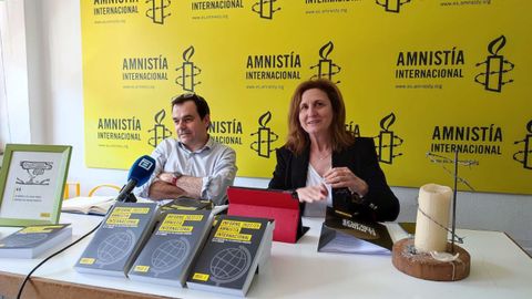 El presidente de Amnista Internacional en Asturias, Gonzalo Olmo, ha ofrecido una rueda de prensa acompaado por la secretaria de Amnista Internacional en Asturias, Conchita Fernndez.
