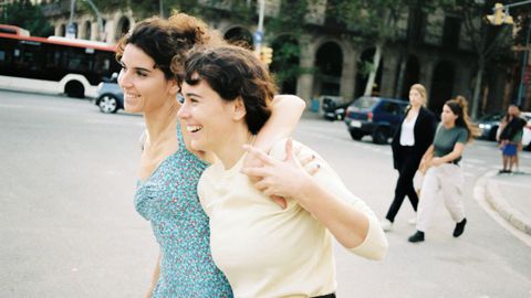 Mireia y Joana Vilapuig, en las calles de Barcelona durante el rodaje de Selftape.