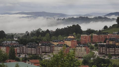 Vista de Las Campas, en la zona Oeste de Oviedo entre la bruma