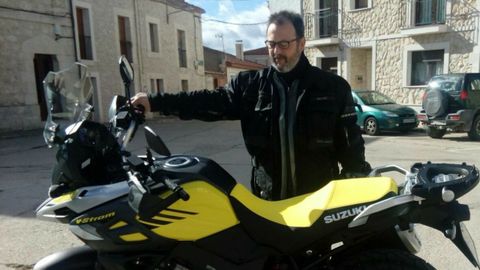 Gins Manzanares, en una fotografa de sus redes sociales, con su moto