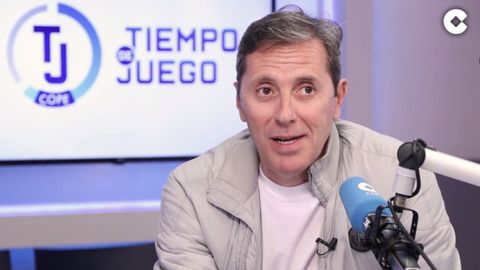 El periodista deportivo de la Cadena Cope Paco Gonz�lez durante una entrevista