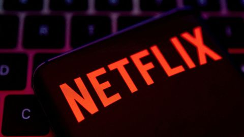 La pantalla de un teléfono móvil con el logo de Netflix.