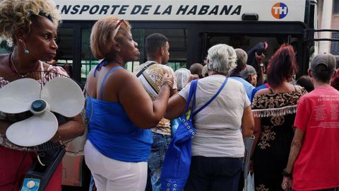 La escasez de combustible deja largas colas cada día en el transporte público de La Habana.