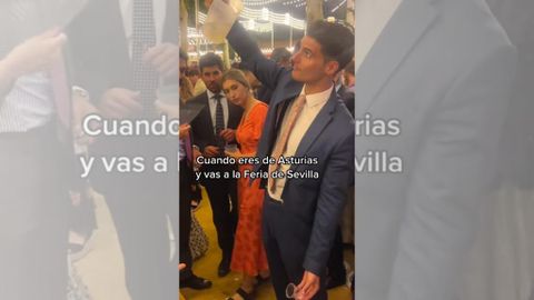 El asturiano Juan Garca Prieto publica en su cuenta de Tiktok su particular forma deescanciar el rebujito durante la Feria de Abril de Sevilla