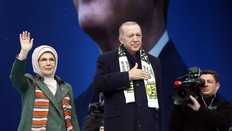 El presidente Erdogan y su mujer saludan a sus seguidores este lunes durante un mitinen Ankara.