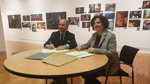 La consejera de Cultura, Poltica Lingstica y Turismo del Principado, Berta Pin, y el director general del SabadellHerrero, Pablo Junceda, firman la renovacin del acuerdo para el desarrollo de actividades culturales.