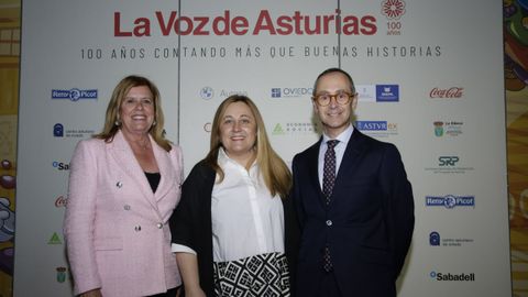 La alcaldesa de Langreo, Carmen Arbes; la consejera de Educacin, Lydia Espina, y el director de Fundacin Alimerka, Antonio Blanco