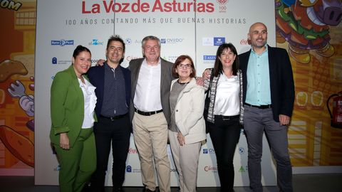 De izquierda a derecha, los periodistas Judit Santamarta, Pablo Zariquiegui, Ángel Falcón, María Díaz, Blanca Gutiérrez y Pablo Álvarez