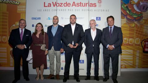 El director general de Banco Sabadell, Pablo Junceda; la presidenta de la FADE, Mara Calvo; el director de La Voz de Asturias, Luis Fernndez; el presidente del Principado, Adrin Barbn, el director general de la Corporacin Voz de Galicia, Lois Blanco, y el presidente de la Cmara de Comercio de Gijn Flix Baragao