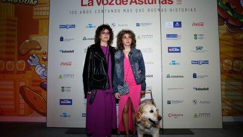 La surfista asturiana campeona del mundo, Carmen Lpez, junto a su madre Marin Garca