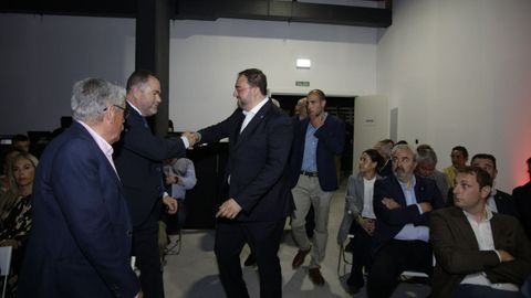 El presidente del Principado, Adrián Barbón, saluda al presidente de la Cámara de Comercio de Oviedo, Carlos Paniceres.