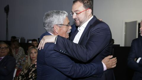 Luis Manuel Flórez «Floro», candidato a la Alcaldía de Gijón, saluda a Adrián Barbón, presidente del Principado.