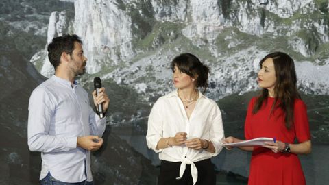 Pablo Elizalde y María de la Puente en representación de los asturianos retornados contaron su experiencia en el centenario de La Voz de Asturias.