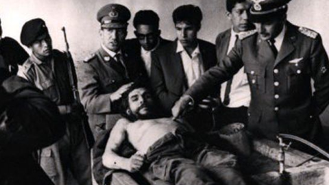 Militares bolivianos rodean el cadver del Che Guevara tras su captura en Bolivia.