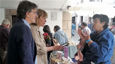 La candidata de Podemos a la presidencia del Principado, Covadonga Tomé visita el mercado de Cangas de Onís