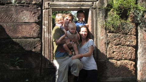 La familia de Tristan y Estelle, en el 2011 en Tailandia, poco antes de mudarse a México