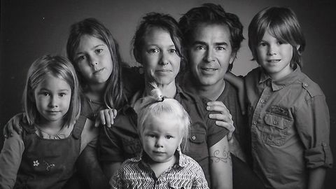 Foto de familia de Estelle Grillon y Tristan Siodos, con sus cuatro hijos en el 2017 antes de mudarse a Pontevedra