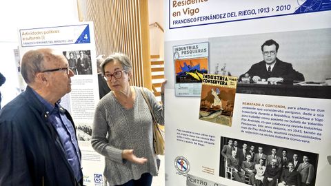 Xulián Maure e Camiño Noia, na exposición, que estará ata finais do verán na biblioteca de Nigrán.
