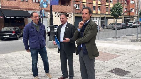 El alcalde de Oviedo y candidato a la reeleccin, Alfredo Canteli, junto a Mario Arias e Ignacio Cuesta, miembros de la candidatura local del PP