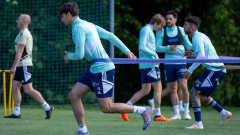 Oier Luengo, con Camarasa, Yayo y Costas detrás, en El Requexón