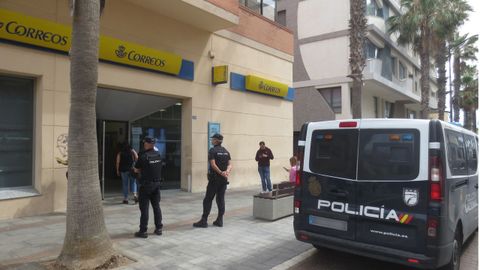 Agentes de la Policía Nacional frente a una sede de Correos en Melilla.