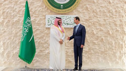 El príncipe heredero saudí, Mohamed bin Salman, recibió a Bachar al Asad en la cumbre de la Liga Árabe