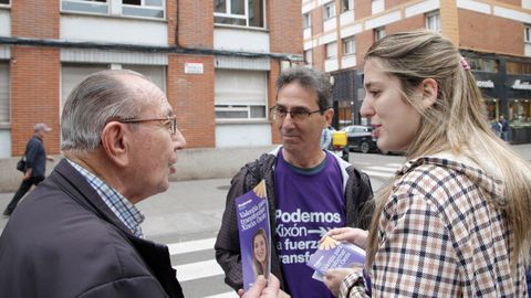 Olaya Suárez, candidata de Podemos a la alcaldía de Gijón, durante un reparto de publicidad electoral en el barrio de La Calzada.