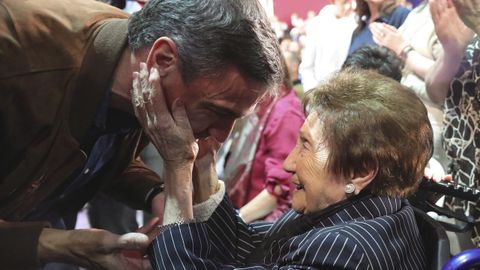 El secretario general del PSOE y presidente del Gobierno, Pedro Sánchez (i), saluda a la histórica militante socialista asturiana de 104 años Ángeles Pérez, conocida como Maricuela, este miércoles en Gijón