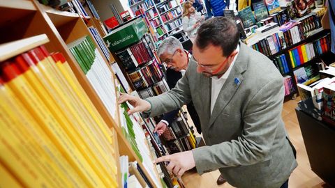 El presidente del Principado, Adrián Barbón y el candidato socialista a la alcaldía de Gijón, Luis Manuel Flórez, Floro, durante su visita a una librería gijonesa.