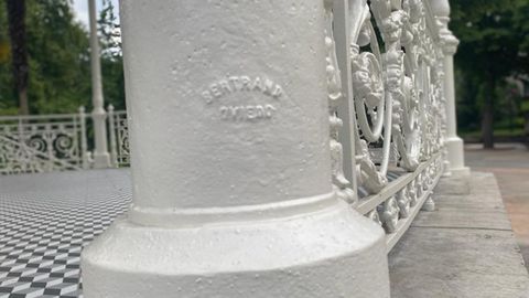 Columna del Quiosco del Bombé donde figura el nombre de Bertrand, que fue la compañía que forjó toda la estructura del mismo