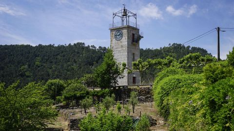 La Torre do Reloxio, en San Roque, domina el Val de San Vicente. Se financió con el apoyo de emigrantes de Arnoia en Uruguay.