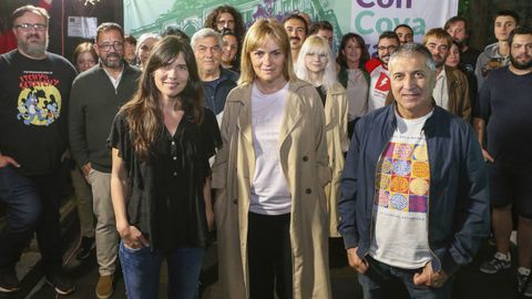 Miembros de la candidatura autonómica de Podemos, (i-d) Laura Nuer, Covadonga Tome y Xune Elipe, se han reunido este domingo en Oviedo para seguir los resultados electorales