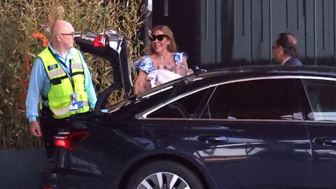 Ana Obregón, en el aeropuerto junto a la pequeña Ana Sandra Lequio