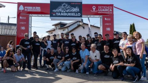 Organizadores de la carrera Trail del Tamburiello junto a vecinos del pueblo de Setienes, en Valdés.