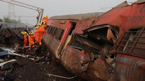Imgenes del grave accidente ferroviario ocurrido en la India
