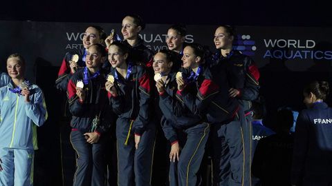 El equipo de España celebra el oro en la categoría de Equipo mixto de la Super Final de la Copa del Mundo de Natación Artística, celebrada en Oviedo. 
