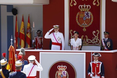 Felipe VI preside el desfile de las Fuerzas Armadas en Granada.