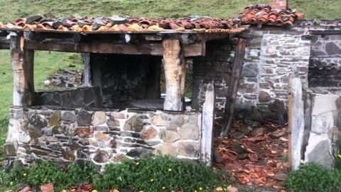 Una de las cabañas incendiadas