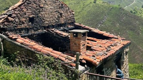 Una cabaña de la familia tras ser pasto de las llamas