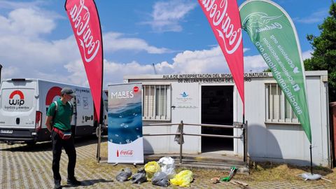 Recogida de basura con motivo del Día Mundial de los Océanos