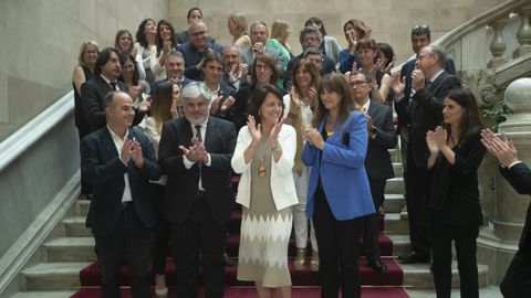 En el centro, Anna Erra junto a diputados de JxCat tras ser elegida presidenta del Parlament.