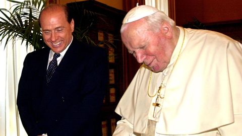 El Papa Juan Pablo II recibi al Primer Ministro italiano, Silvio Berlusconi, en su biblioteca privada en la Ciudad del Vaticano, el 3 de julio de 2001