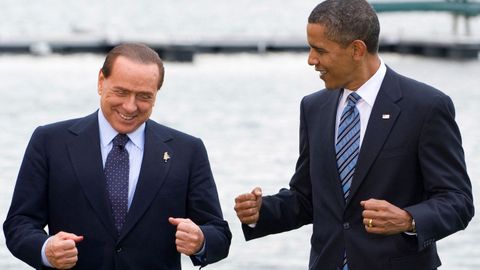 El presidente Barack Obama y el primer ministro de Italia, Silvio Berlusconi, participan en la foto familiar de la Cumbre del G8 de 2010 en Ontario, Canad, el 25 de junio de 2010.