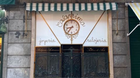 Vista de la entrada de la relojera Casaprima