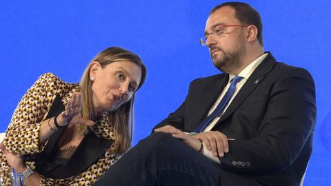 El presidente del Principado, Adrián Barbón (d), junto a María Calvo (i), presidenta de la Federación Asturiana de Empresarios (FADE)