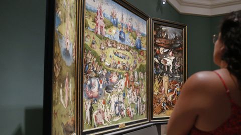 Una mujer observa la obra del Bosco El jardn de las Delicias este lunes en el Museo del Prado.