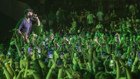 Mar de móviles en el concierto que el rapero Eladio Carrión dio en la jornada inaugural de O Son do Camiño 2023.