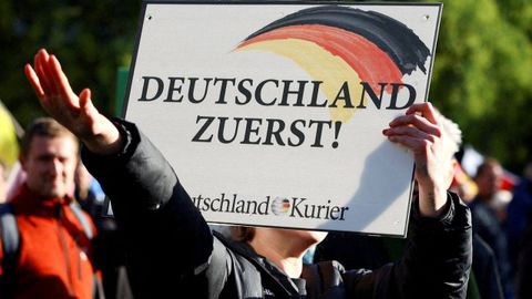 Un simpatizante del partido Alternativa para Alemania (AfD) hace el saludo hitleriano durante una protesta contra el Gobierno.